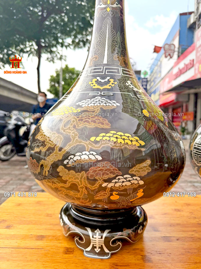 Bề mặt bình hút lộc được khảm họa tiết ngũ sắc tuyệt đẹp